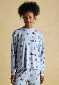 Svetlomodrá súprava pyžama s dlhými rukávmi, zdobená vzorom starých áut, stromov a zvierat z prírody. Mäkká látka, voľný strih.