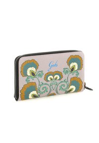 Portafoglio in pelle di un morbido viola con un intricato motivo floreale in turchese, marrone e crema, dotato di chiusura con cerniera e logo marchiato.