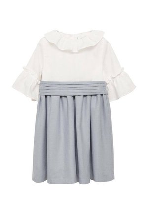 Hvid top med flæsekrave og korte ærmer, parret med en blå A-formet nederdel med plisseringer. Bomuldsblandet stof, glat tekstur.