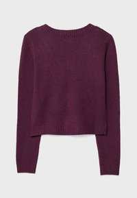 Pull cropped violet avec des manches longues, col et ourlet côtelés. Texture douce, design minimaliste, sans aucune garniture ou motif visible.