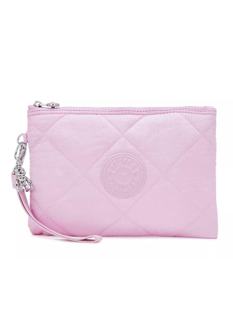 Pochete de pulso acolchada en rosa claro con cremallera superior, logo circular en relieve en el centro y un pequeño charm de animal plateado en la correa de la muñeca.