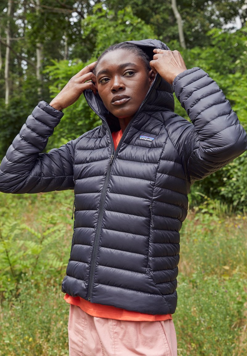 Patagonia SWEATER HOODY - Bunda z prachového peří - black