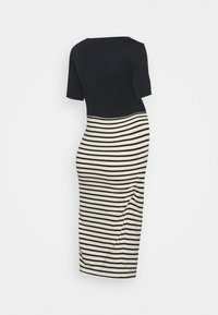 Czarny top krótki rękaw przymocowany do długiej spódnicy w czarno-białe poziome paski, marszczone z jednej strony, do kolan.