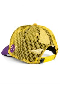 Sárga hálós sapka lila árnyalatú napellenzővel. Oldalán kerek logóval díszített, állítható snapback záródással. Texturált hálós hátoldali dizájn.