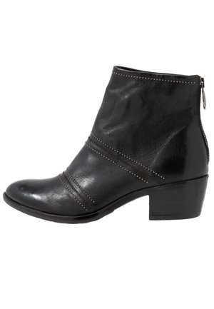 Botte noire en cuir à cheville avec finition texturée, clous décoratifs le long des coutures et un petit talon carré. Fermeture éclair sur le côté pour un accès facile.