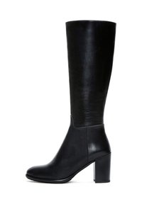 Bottes en cuir noires jusqu'aux genoux avec une texture lisse, un bout rond et un design à talon carré. Des coutures simples soulignent la silhouette épurée.