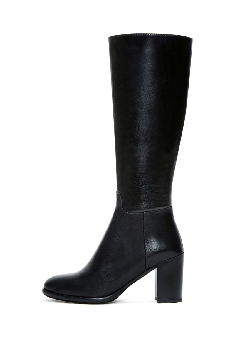 Bottes en cuir noires jusqu'aux genoux avec une texture lisse, un bout rond et un design à talon carré. Des coutures simples soulignent la silhouette épurée.