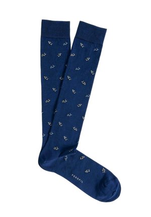 Coppia di calzini blu navy al ginocchio con piccoli motivi di balene bianche e la scritta "Perfil" stampata vicino alle dita dei piedi su sfondo bianco.