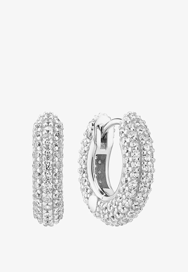 Silverhoopsörhängen med en strukturerad yta prydda med små klara rhinstenar, som visar en rundad och polerad design.