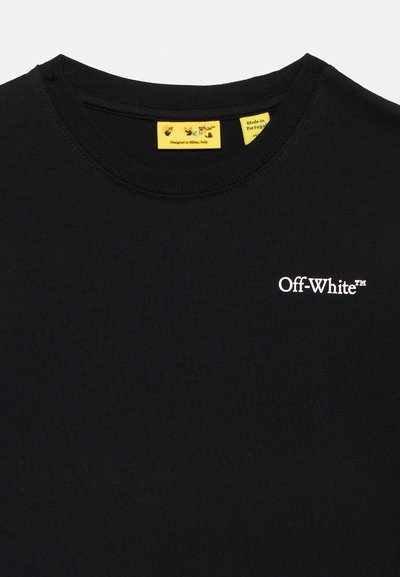 Μαύρο t-shirt με στρογγυλή λαιμόκοψη και λευκό λογότυπο "Off-White™" τυπωμένο στο στήθος, με κίτρινες ετικέτες εσωτερικά στο γιακά.
