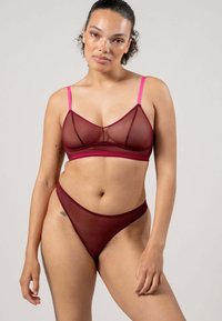 Bordeaux mesh beha en bijpassende string met roze accenten; zachte textuur, driehoekig ontwerp, verstelbare banden en minimalistische stijl.