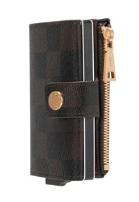 Compact portemonnee van bruin leer met textuur en een geruit patroon, voorzien van een gouden ritssluiting en een drukknopsluiting.