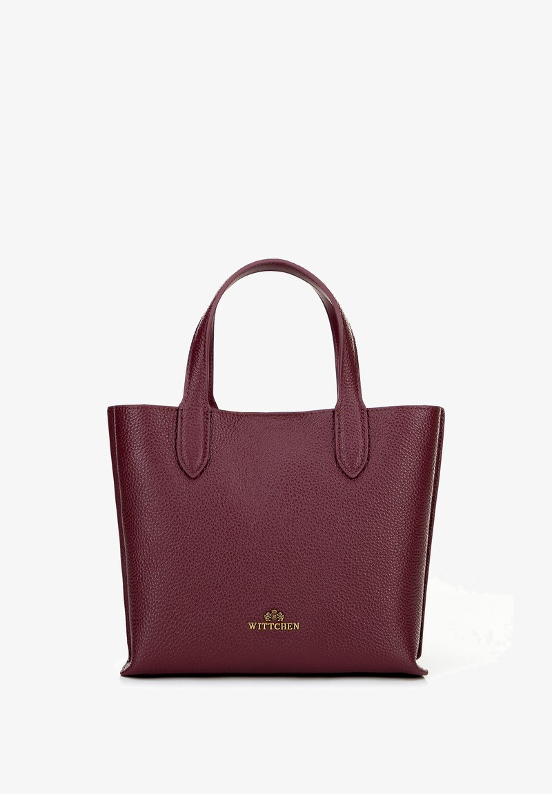 Bordowa skórzana torba typu tote z teksturowaną powierzchnią, krótkimi uchwytami i złotym logo z przodu. Kompaktowy, prostokątny kształt.