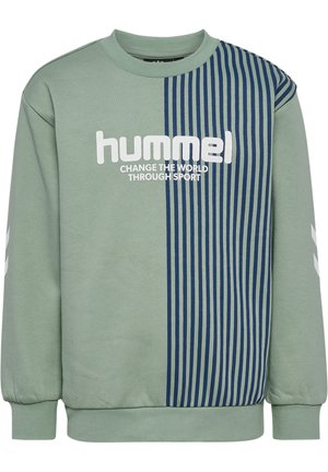 Groen sweatshirt met witte "hummel" logo, met een blauw verticale gestreepte patroon aan één kant en geribde manchetten en halslijn.