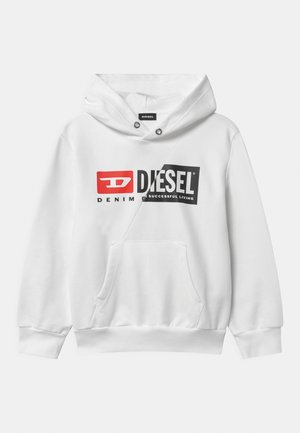 Sudadera blanca con capucha y bolsillo frontal con costura diagonal, con el logo de Diesel en rojo y negro y el texto "Denim" en el pecho.