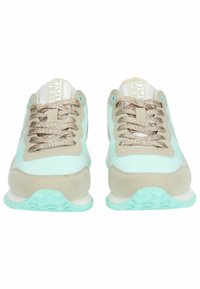 Sneakers azzurro chiaro e beige con tomaia in rete, lacci metallici bronzo e suola testurizzata. Si distinguono per il loro design sportivo e il contrasto di colori.