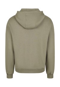 Sudadera de algodón en verde oliva con capucha, puños y dobladillo acanalados. Se presenta suave con un ajuste relajado y detalles de costura mínimos.