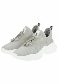 Helle graue Sneakers mit einem Mesh-Obermaterial, strukturierten Akzenten und einer klobigen weißen Sohle. Mit elastischen Schnürsenkeln und einer Schlaufe an der Ferse.