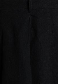 Sonja Shorts | Dark