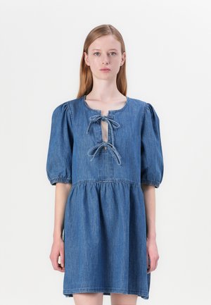 ONLCLARA PUFF BOW DRESS - Denimové šaty - medium blue denim
