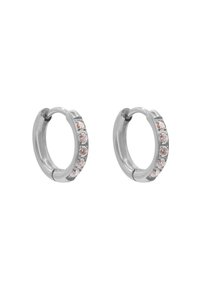 Boucles d'oreilles en argent en forme de créoles avec une rangée de pierres précieuses roses sur un côté, finition métallique lisse et conception de fermoir sans couture.
