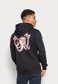 Makia MAKIA X MAURI KUNNAS MOLLUSK HOODED - Sweatshirt com capuz - black