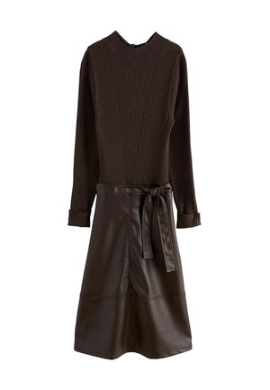 Maglione a coste marrone con collo alto, maniche lunghe e una gonna in pelle marrone con cintura, caratterizzata da un orlo svasato. Texture liscia e design strutturato.