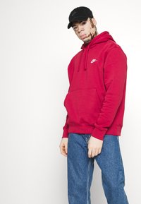 Nike Sportswear SPORTSWEAR CLUB FLEECE - Sweatshirt com capuz - pomegranate/white