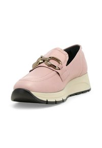 Scarpa slip-on in pelle rosa chiaro con punta rotonda, caratterizzata da un accento in metallo dorato e una suola bianca spessa con battistrada nero.