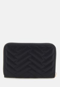 Portefeuille en cuir noir avec un motif à chevrons matelassé, présentant une fermeture éclair en argent sur le bord. Design compact, texture lisse.