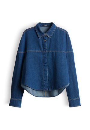 Donkerblauw denimoverhemd met een kraag, knopen aan de voorkant en lange mouwen. Voorzien van contrasterende stiksels en een cropped zoom.
