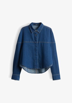 Donkerblauw denimoverhemd met een kraag, knopen aan de voorkant en lange mouwen. Voorzien van contrasterende stiksels en een cropped zoom.