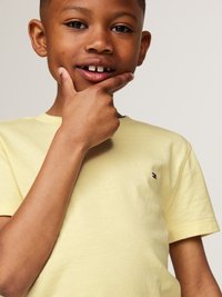 Tommy Hilfiger ESSENTIAL TEE UNISEX - Camiseta básica - lemon zest