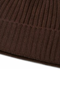 Beanie lavorato a maglia marrone con texture a costine. Presenta un polsino piegato e un tessuto spesso e morbido per garantire calore. Nessun logo visibile o ulteriori decorazioni.