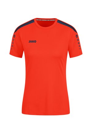 Rode sport T-shirt van gladde stof. Kenmerkt zich door marineblauwe schouderaccenten en een logo. Korte mouwen en ronde hals.