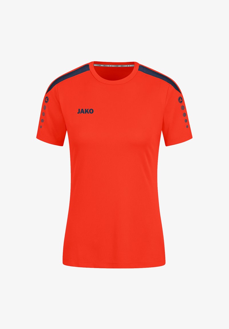 Maglietta sportiva rossa realizzata in tessuto liscio. Presenta accenti blu navy sulle spalle e un logo. Maniche corte e scollatura rotonda.