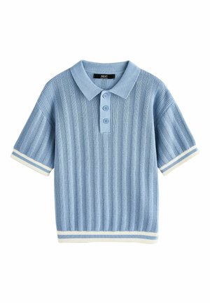 Hellblaues Poloshirt mit kurzen Ärmeln, gerippter Struktur, Drei-Knopf-Leiste und weißen Streifen an den Ärmeln und am Saum.