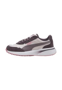 Sneakers leggeri con una tomaia grigia e beige, caratterizzati da texture in suede e rete. Suola bianca spessa con un accento rosa sulla suola esterna.