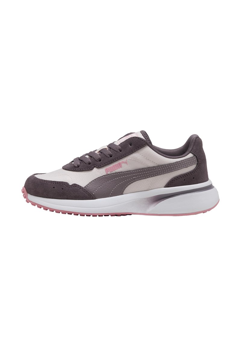 Sneakers leggeri con una tomaia grigia e beige, caratterizzati da texture in suede e rete. Suola bianca spessa con un accento rosa sulla suola esterna.