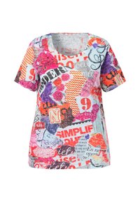 T-shirt met korte mouwen en een ronde halslijn, met een collage van kleurrijke patronen, letters en texturen in tinten van roze, oranje en paars.