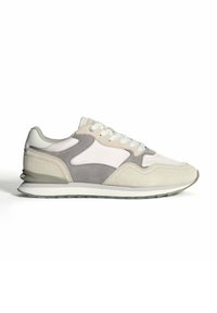 Zapatillas de ante en gris claro y beige, con una mediasuela blanca, detalles texturizados y un diseño de cordones.