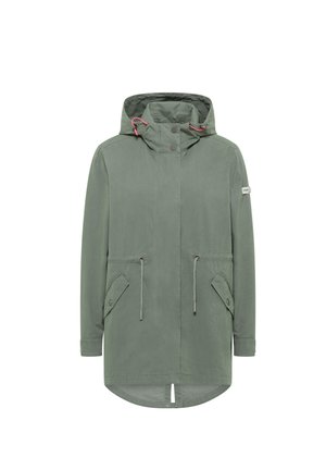 Groene, lange parka jas met een capuchon, trekkoorden en twee voorzakken. Bevat een ronde zoom en drukknopen bij de hals.