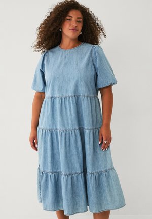 Ellos Plus collection MIT WELLEN - Denimkjoler - hellblauer denim