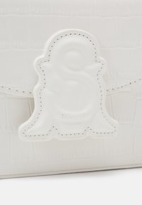 Borsa a tracolla in ecopelle bianca con motivo a coccodrillo, caratterizzata da un logo ricamato in rilievo a forma di fantasma, centrato sulla patta.