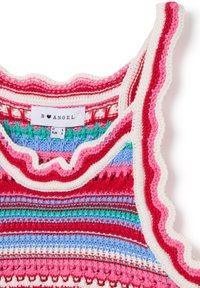 Canotta lavorata a maglia multicolore con bordi ondulati, con strisce rosse, rosa, blu e verdi, e un'etichetta tessuta all'interno.