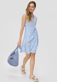 s.Oliver ALL-OVER-PRINT UND KNOTEN-DETAIL - Freizeitkleid - himmelblau