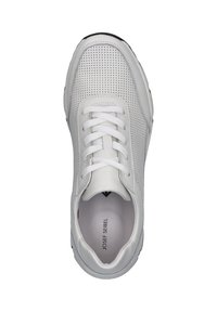 Weißer Sportschuh mit einem perforierten Obermaterial aus Leder, flachen weißen Schnürsenkeln, runder Zehenform und einer schwarzen Gummisohle. Das Markenlogo ist sichtbar im Inneren.