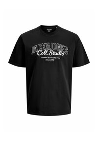 Camiseta negra de manga corta con texto blanco "JACK&JONES Coll. Studio Creada por el equipo J&J Desde 1990" en el frente.