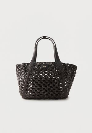 Μαύρη υφαντή δερμάτινη τσάντα tote με διπλές λαβές και μικρό ορθογώνιο σημάδι λογότυπου στο κέντρο πάνω μέρος.