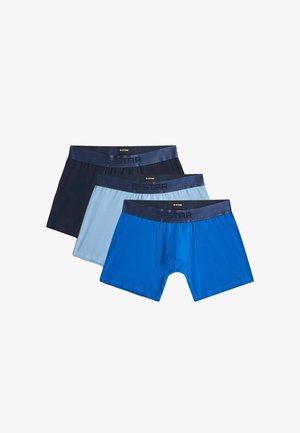 Tri pánske boxerky v čiernej, svetlomodrej a kráľovsky modrej farbe s tmavomodrým elastickým pásom s logom „G-STAR“.